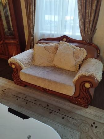 Диваны в отличном состоянии, обрамление дерево