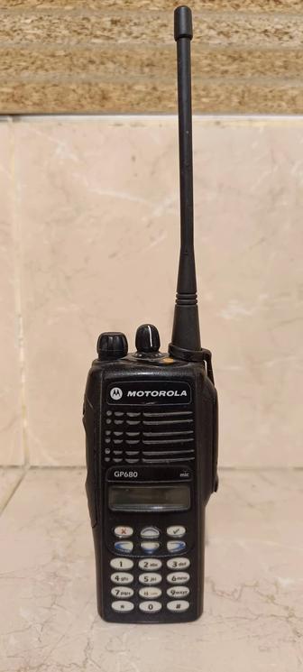Радиостанция Моторола ГП680 с зарядной станцией