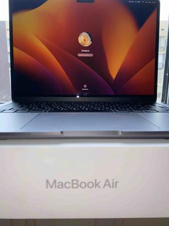 Ноутбук Apple MacBook Air 13 2022 13.6 / M2/ 8 Гб / SSD 256 Гб / macOS / M