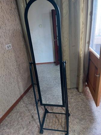 Продам зеркало напольное на колесиках