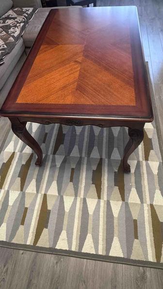 Элегантный стол для гостиной