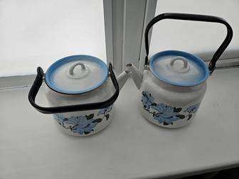 Продам 2 эмалированных чайника
