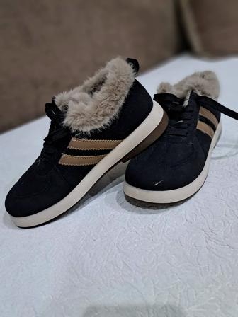 Продам ботинки женские