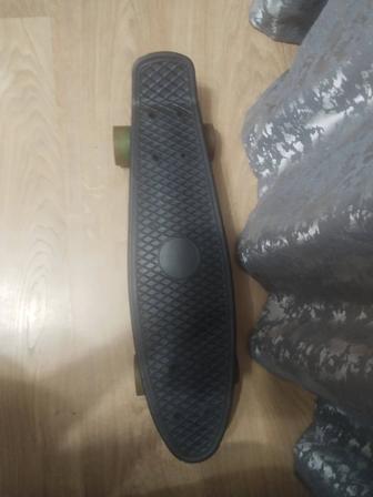 Продаю скейтборд.
Состояние б/у, полностью на ходу колеса крутятся, ездит