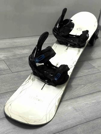 Продам новый сноуборд с креплениями Burton