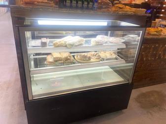 Продам холодильную витрину и столы со стульями