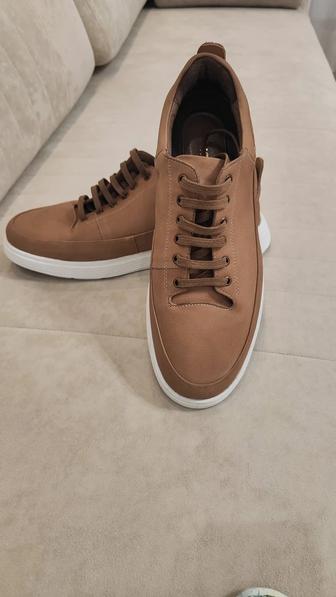 Продам новые мужские кожаные кроссовки