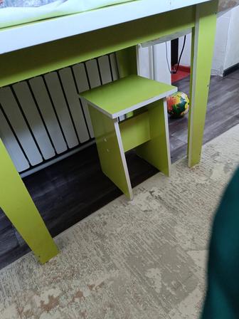 Продам стол с табуретками ,состояние отличное, практически не пользовались