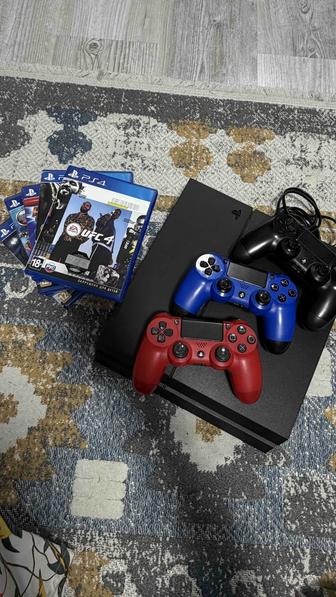 Это PlayStation 4 (PS4)