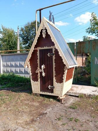 Туалет деревянный уличный из лиственницы вагонки в виде замка