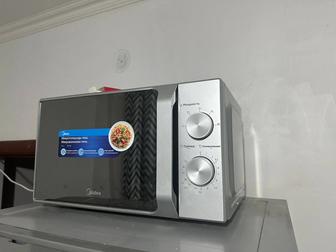 Микроволновка Midea почти новая в идеальном состоянии