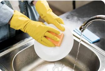 Мою посуду после гостей