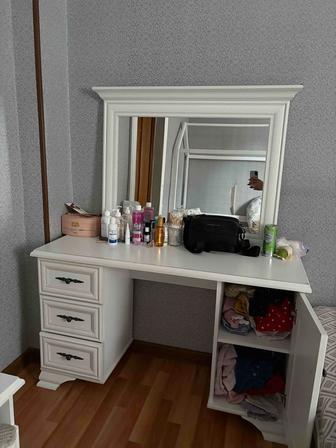 Продается кровать с туалетным столиком