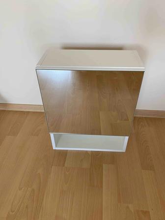 Навесной шкаф с зеркалом и полками