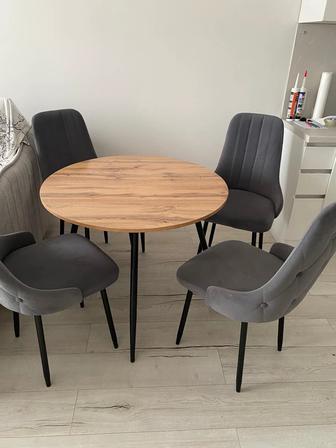 Продам стол и стулья срочно !