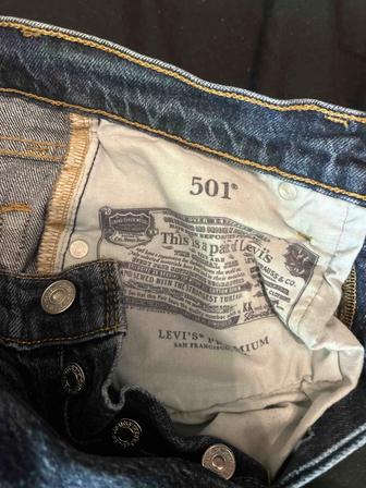 Джинсы Levis