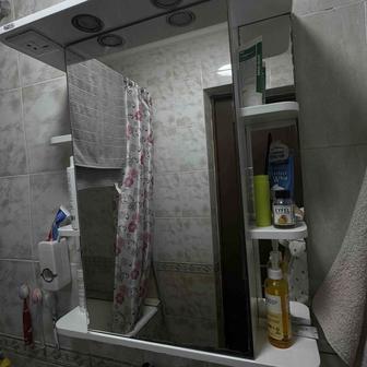 Продам зеркало в ванную со шкафчиком