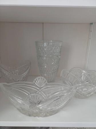 Продам недорого хрустальные вазы и вазу