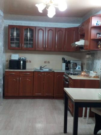 Продам угловой кухонный гарнитур производство Россия размер230 на 210