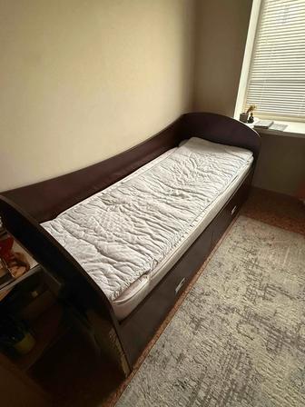 Односпальная кровать из темного дерева