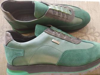 Продам- Новые кроссовки . Натуральная кожа.Турция. Размер -42/43.