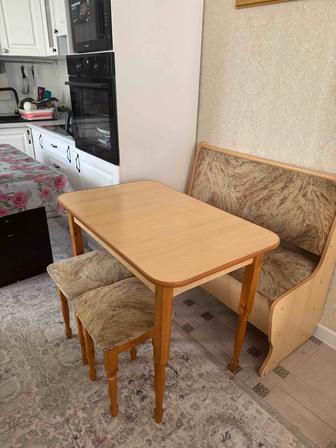 Стол со стульями