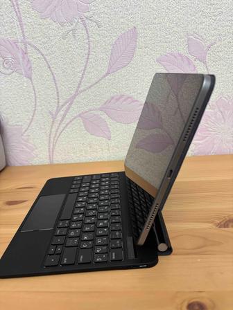 Практически новая wireless keyboard на Ipad Air 11 дюйм (10.9)