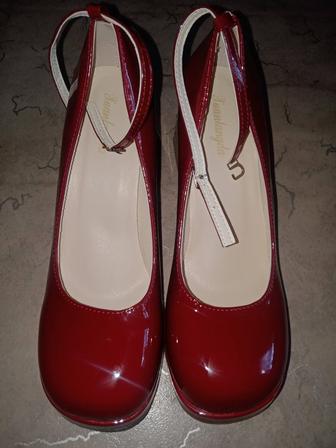 Продам винтажные туфли Mary Jane на массивном каблуке.