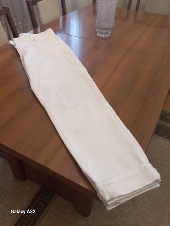 Продам женские джинсы белые