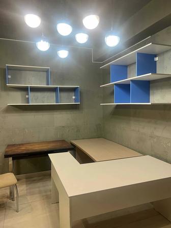 Продаем офисные столы и полки за дешево