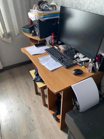 Срочно отдам шкаф и стол