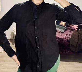 Недорого стильная базовая черная тонкая рубашка в хорошем состоянии. Размер