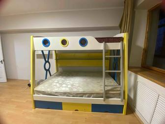 Гарнитур в детскую( двухъярусная кровать, шкаф, столы)