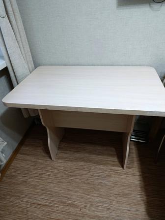 Продам стол кухонный хорошем состоянии размер 65 см ширина длина1,0м