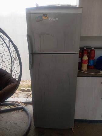 холодильник продаю бу