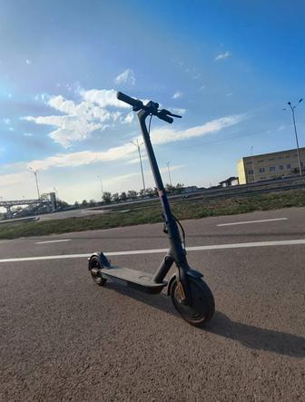 Самокат Xiaomi Mi Electric Scooter Essential