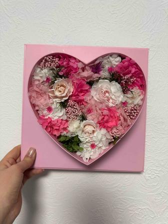 Композиция, букет из стабилизированных цветов в виде сердца