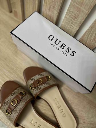 Сандали от GUESS