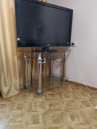 Продам тумбу под телевизор стеклянную