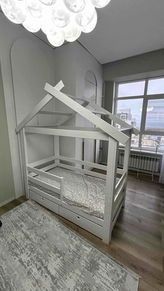 Детская кроватка-домик в отличном состоянии.