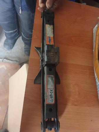 Продам домкрат только нет ручки
