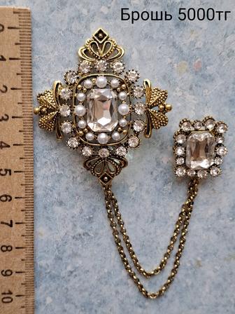 Броши,колье разные новые современные, листайте фото