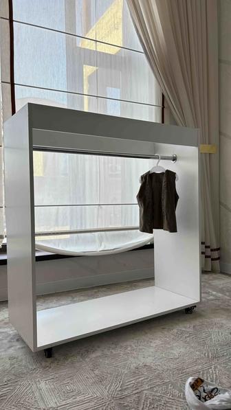 Напольная стойка-вешалка для одежды на колесах