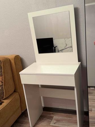 Продам туалетный столик с зеркалом