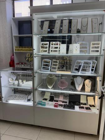 Витрина для украшении для бизнеса