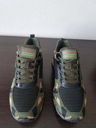 Продам новые мужские кроссовки камуфляжные.