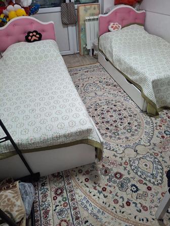 Детсская спальня подростковая кровать. Письменный стол ковер