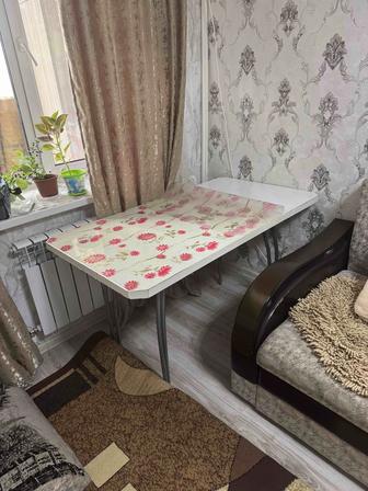 Отдам даром стол кухонный