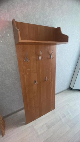 Отдам вешалку в прихожую
