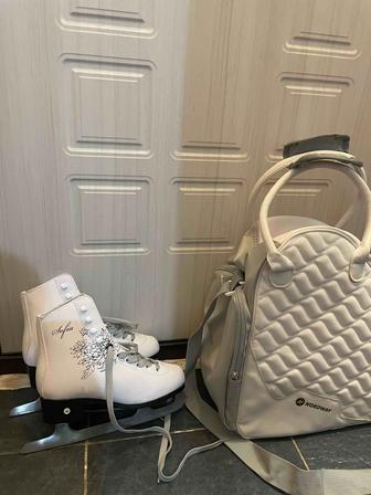 Коньки белые с сумкой